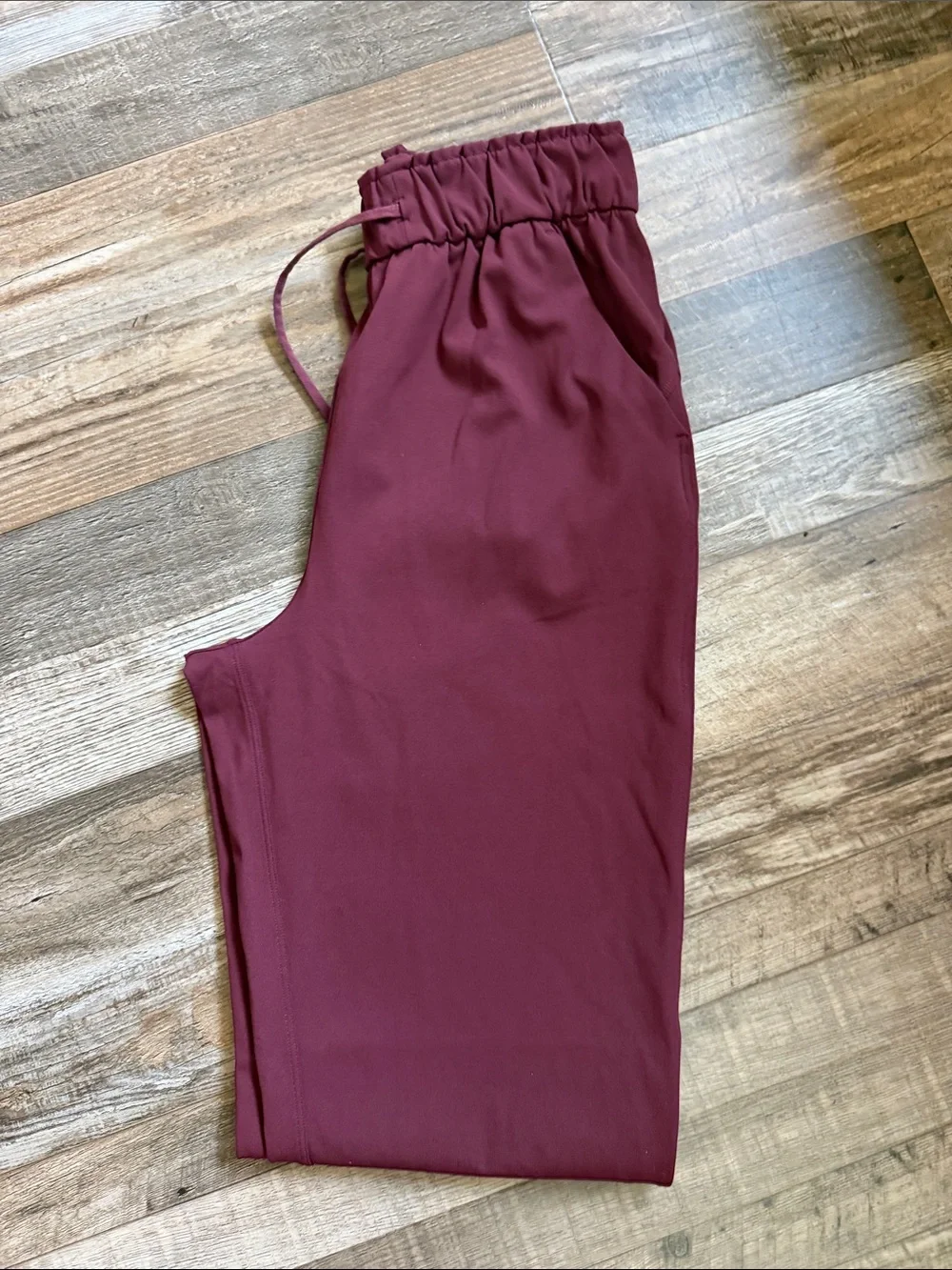 Lululemon athletica Women’s Burgundy Drawstring Joggers Sz 4- very nice cond.